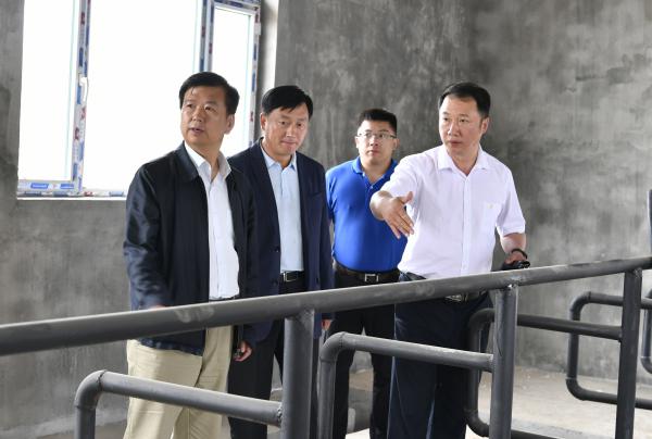 7、郑永奎书记（左）和林长英副校长（中）实地察看肉牛养殖项目准备工作情况.JPG
