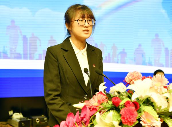 胡梦慧代表在校生发言___.jpg