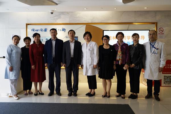 3、蔡校长与上海市同仁医院院长马骏（左起六）和工作人员合影__.jpg