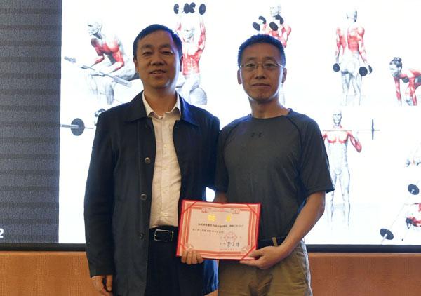 蔡建辉校长为耿喜臣博士颁发客座讲授聘书__.jpg