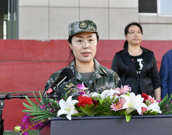 3杨红部长宣读文件__.jpg