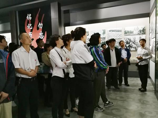 认真观看展览__.jpg