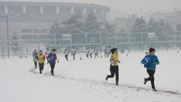 雪地中赛跑__.jpg