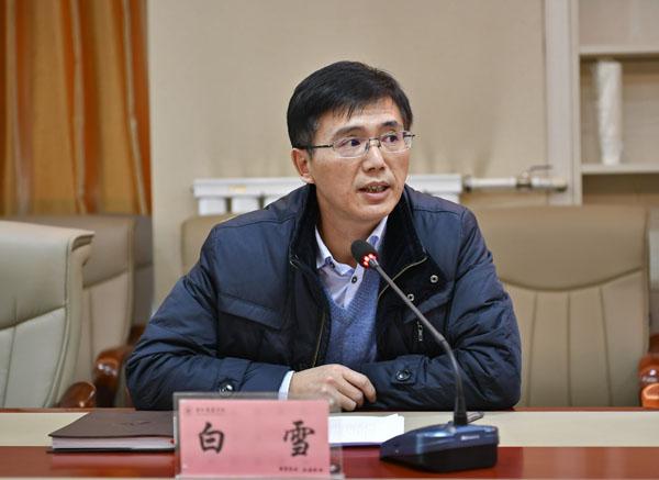 学校纪委书记白雪主持会议__.jpg