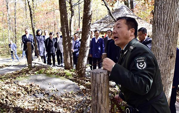 大家聆听吴艳滨馆长讲述抗联故事___.jpg