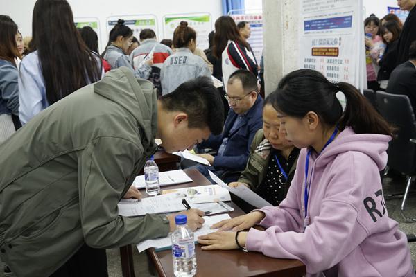2签订就业意向协议__.jpg