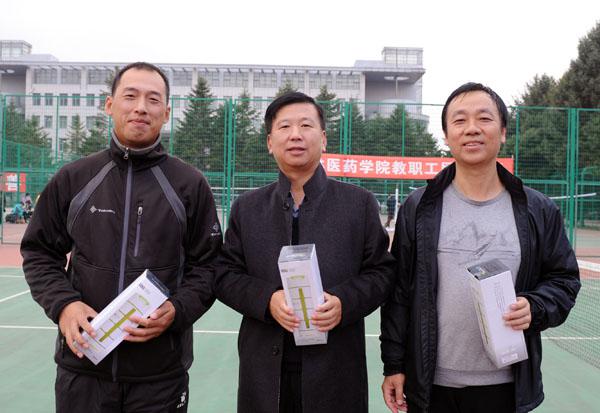 郑永奎书记为双打冠军颁奖__.jpg
