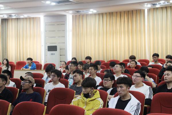 同学们认真听讲__.jpg