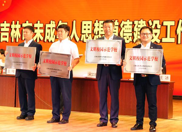 学校党委宣传部郭天笑老师（右一）现场领取奖牌___.jpg