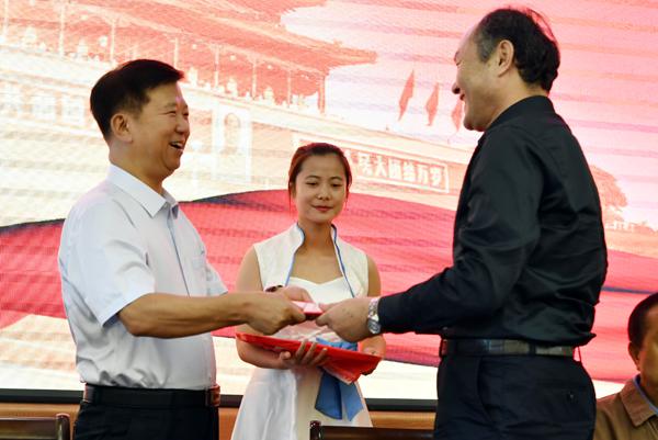 郑永奎书记（左）为秦刚教授颁发聘书___.jpg