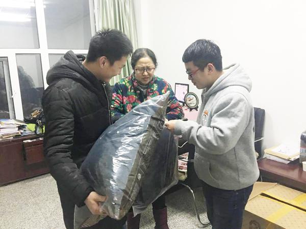 李艳院长分发棉衣__.jpg