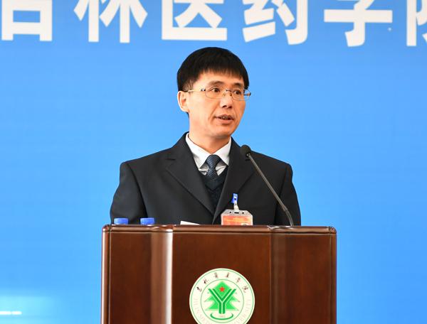 学校纪委书记白雪主持会议__.JPG