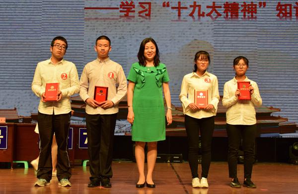 学生工作部部长杨红为一等奖获奖团队代表颁奖__.jpg