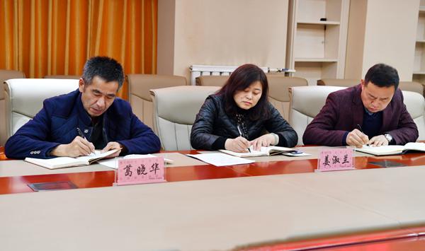 与会两委委员认真听记___.jpg