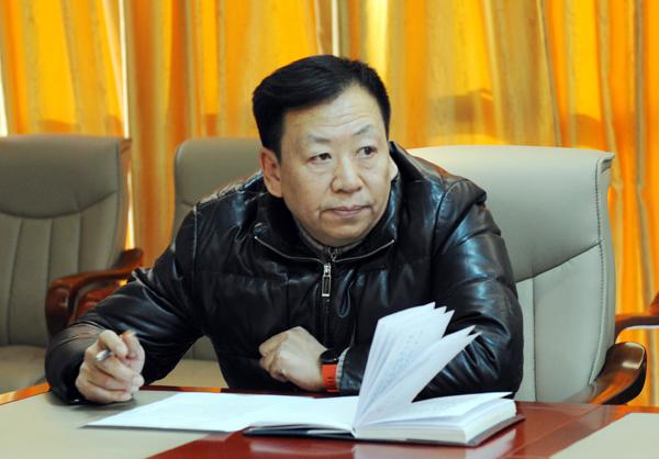 学校工会主席何加军主持会议___.jpg