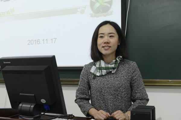 刘妍老师在讲课__.jpg