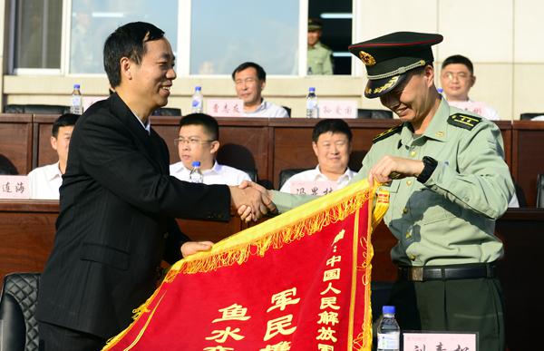 蔡建辉校长向刘青松中校赠送锦旗___.jpg