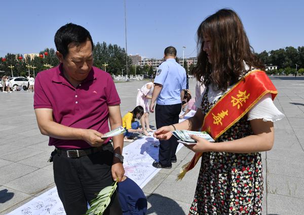 学生志愿者发放禁毒宣传册__.jpg