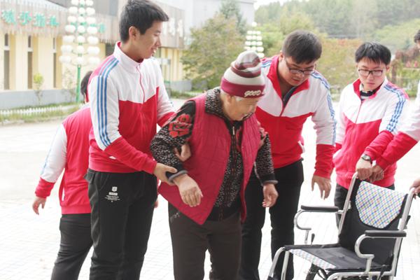 搀扶老人入场__.jpg
