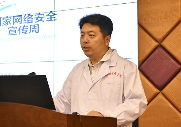李威老师作讲座__.jpg