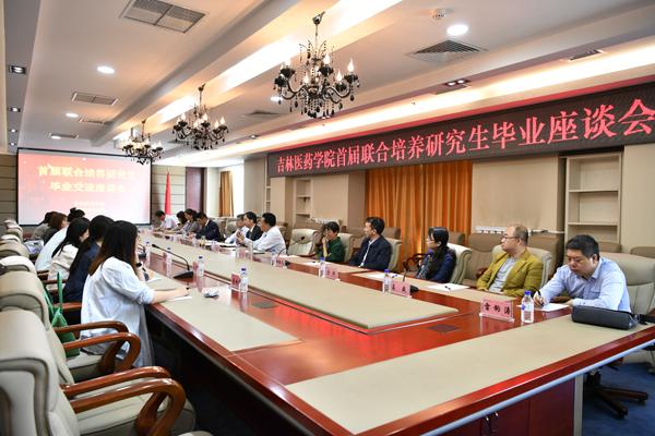 座谈会现场__.jpg