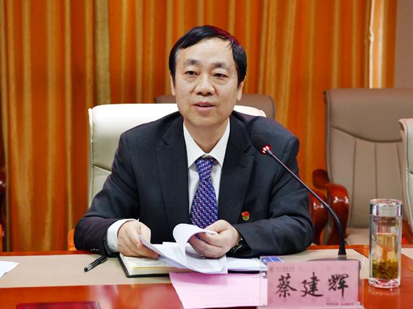 学校校长蔡建辉主持会议___.jpg
