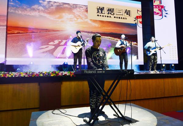 电声乐队表演___.jpg