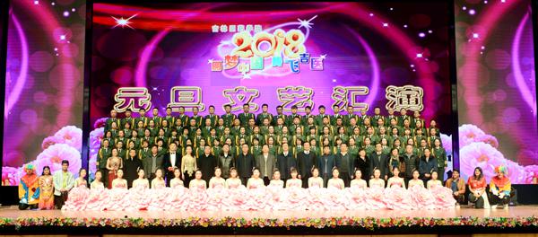 领导登台与演员代表一同谢幕___.jpg