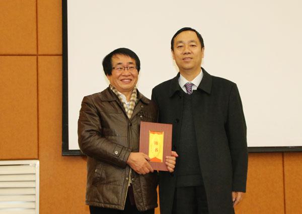 蔡建辉校长为张子飚教授颁发聘书__.jpg