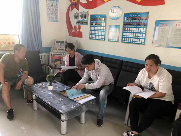 家访人员走进村委会翻阅贫困生建档情况___.jpg