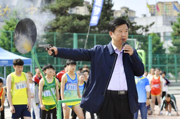 郑永奎书记为校运会鸣枪___.jpg