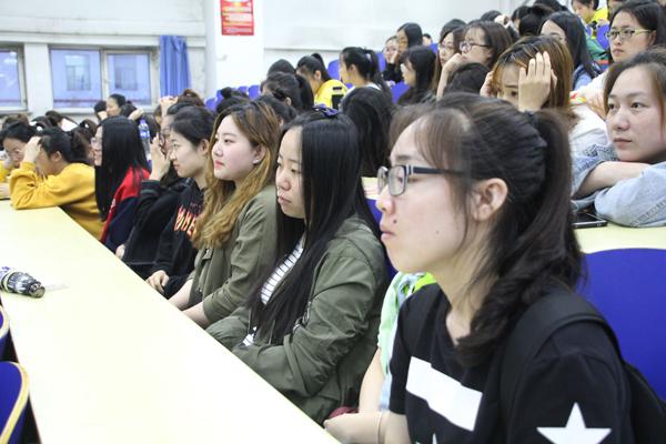 学生们认真听讲__.jpg