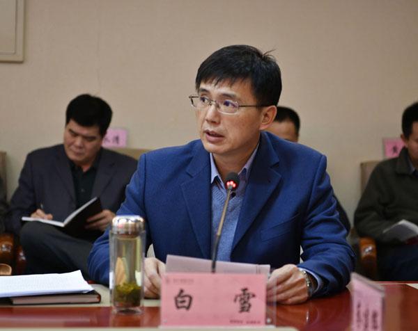 学校纪委书记白雪作报告__.jpg