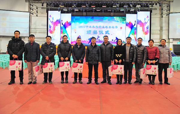 6白雪书记（左六）为获奖者颁奖__.jpg