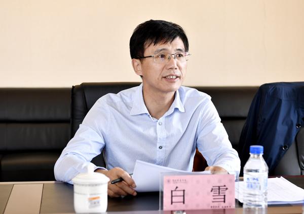 学校纪委书记白雪汇报工作___.jpg
