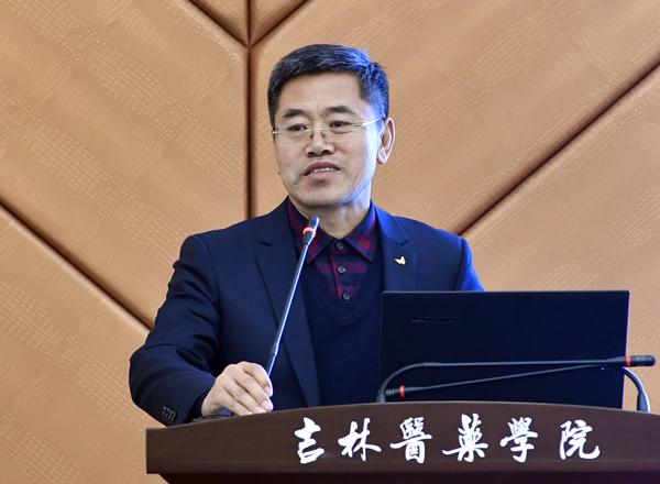 杨明教授在作学术报告___.jpg