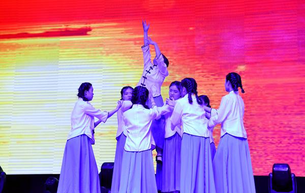 学生们表演舞台剧___.jpg