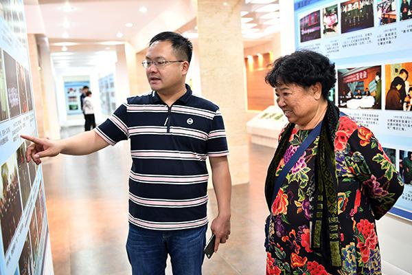 工作人员带领家长参观校史陈列馆___.jpg