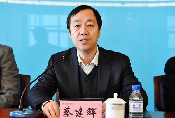 学校校长蔡建辉主持会议___.jpg