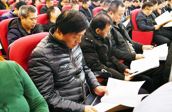 与会代表认真审议报告___.jpg