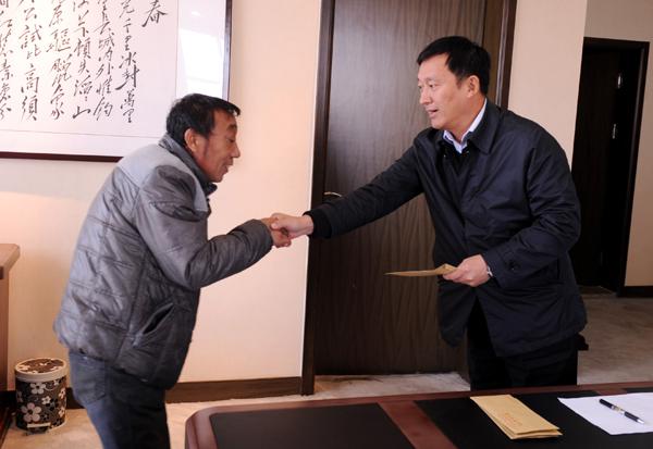 林长英副校长（右）为困难教工发慰问金__.jpg