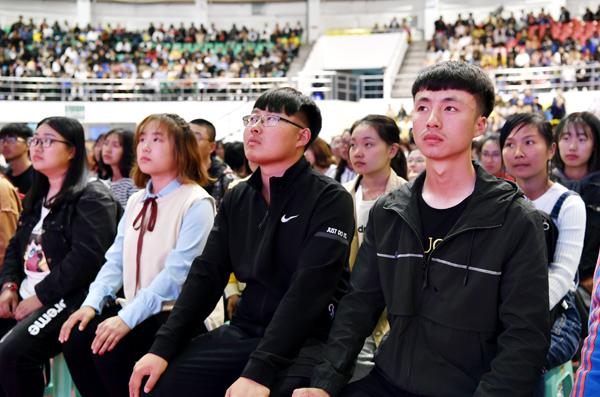 学生们感受校友荣光___.jpg