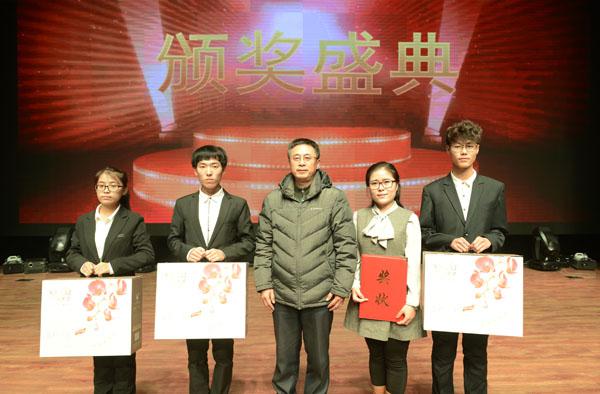 张印副书记为一等奖获得团队颁奖__.jpg