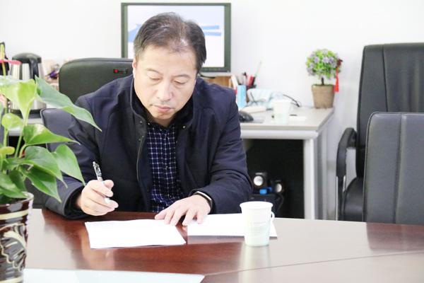 冯波院长在给选手打分__.jpg