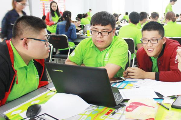 我校参赛队员们正在讨论__.jpg