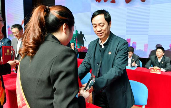 蔡建辉校长为学生颁奖___.jpg