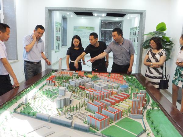 观看沙盘模型__.jpg