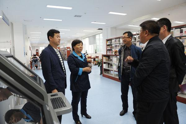 参观图书馆__.jpg