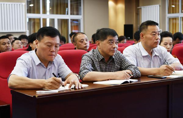 与会同志认真听记___.jpg