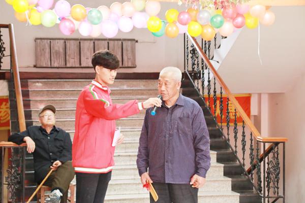 杨爷爷快板表演__.jpg
